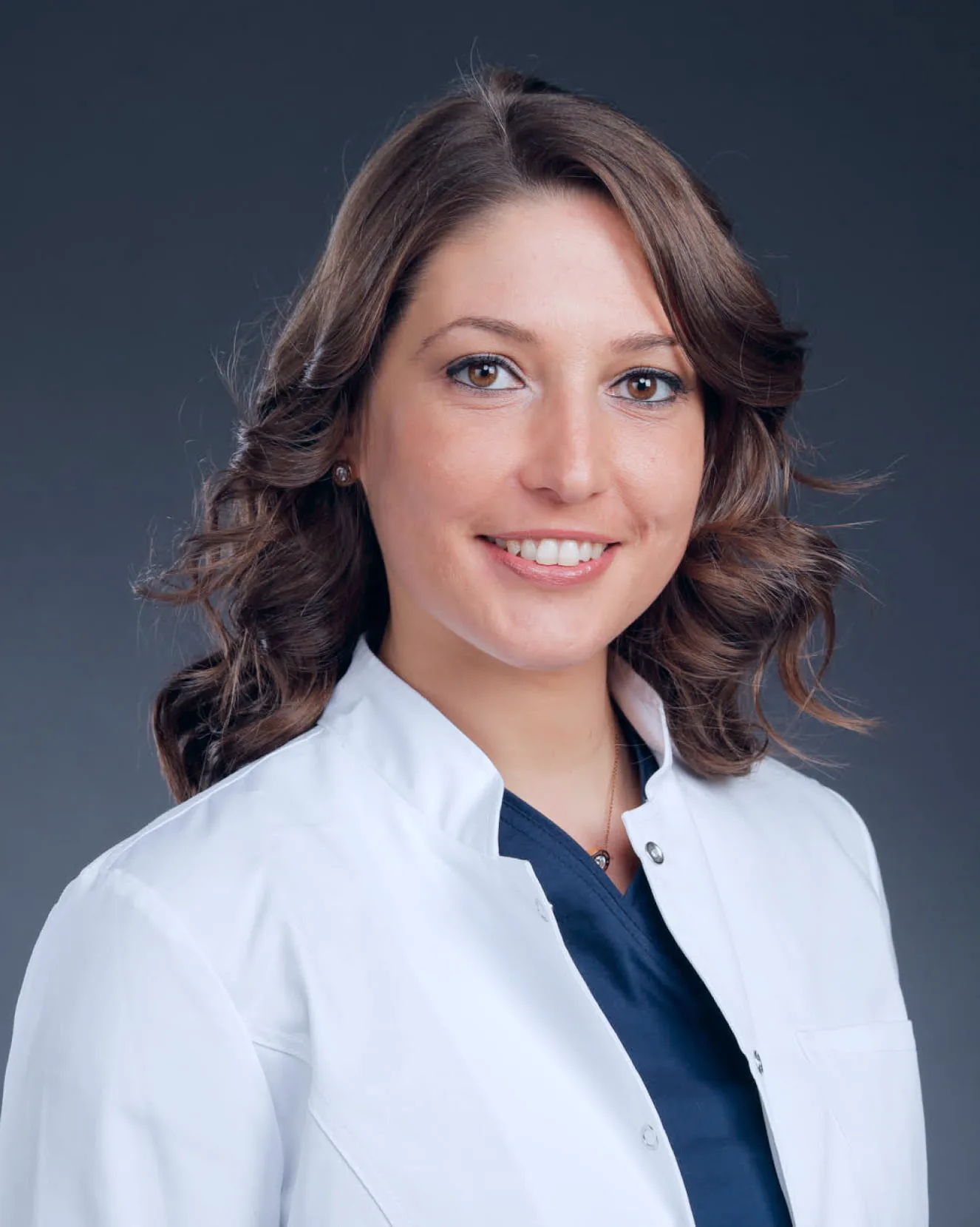 Kl asist dr Jelena Potić oftalmolog hirurg specijalista za vitreoretinalnu hirurgiju ablaciju retine i dijabetičku retinopatiju ordinacija Oftalmologija Sjaj Beograd