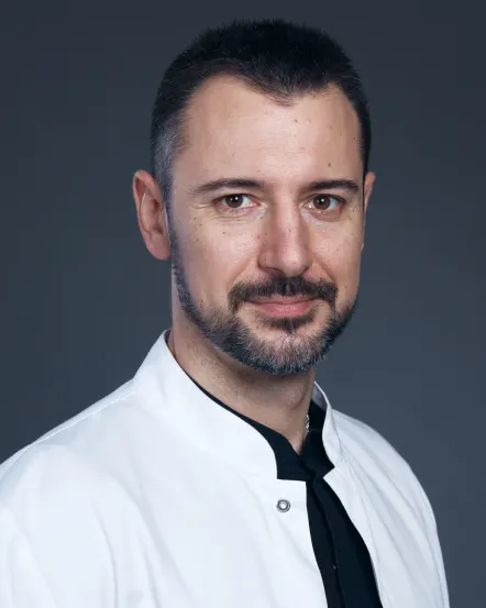 Dr Vladimir Milutinović oftalmolog hirurg specijalista za retinovitrealnu hirurgiju ablaciju retine i operaciju katarakte ordinacija Oftalmologija Sjaj Beograd