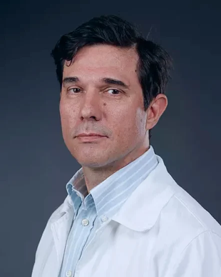 Dr Aleksandar Gaković oftalmolog hirurg specijalista za operaciju katarakte prednji segment oka i estetsku hirurgiju kapaka ordinacija Oftalmologija Sjaj Beograd