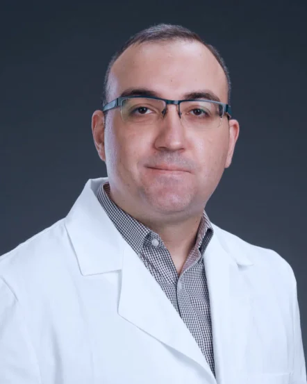 Kl asist dr Mladen Bila oftalmolog hirurg specijalista za vitreoretinalnu hirurgiju ablaciju retine i dijabetičku retinopatiju ordinacija Oftalmologija Sjaj Beograd