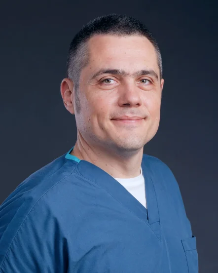 Kl asist dr Miroslav Jeremić oftalmolog specijalista za medikal retinu dijabetičku retinopatiju i hirurgiju katarakte ordinacija Oftalmologija Sjaj Beograd