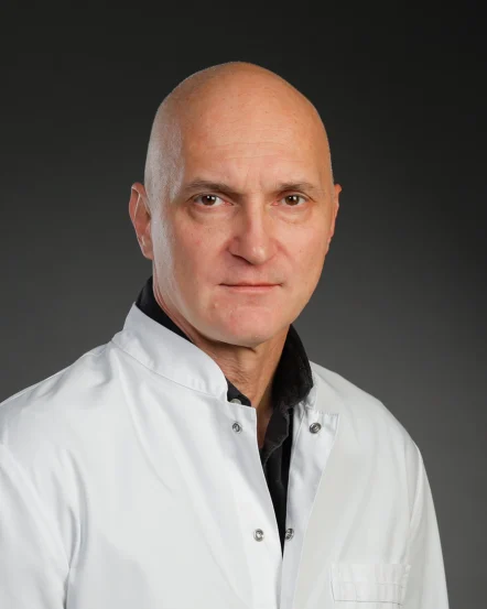 Doc dr Marko Kontić oftalmolog hirurg specijalista za hirurgiju katarakte kompleksni glaukom i refraktivnu hirurgiju ordinacija Oftalmologija Sjaj Beograd